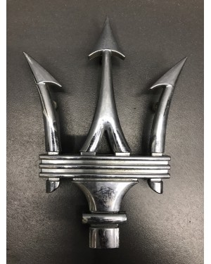 Эмблема Maserati на решетку радиатора